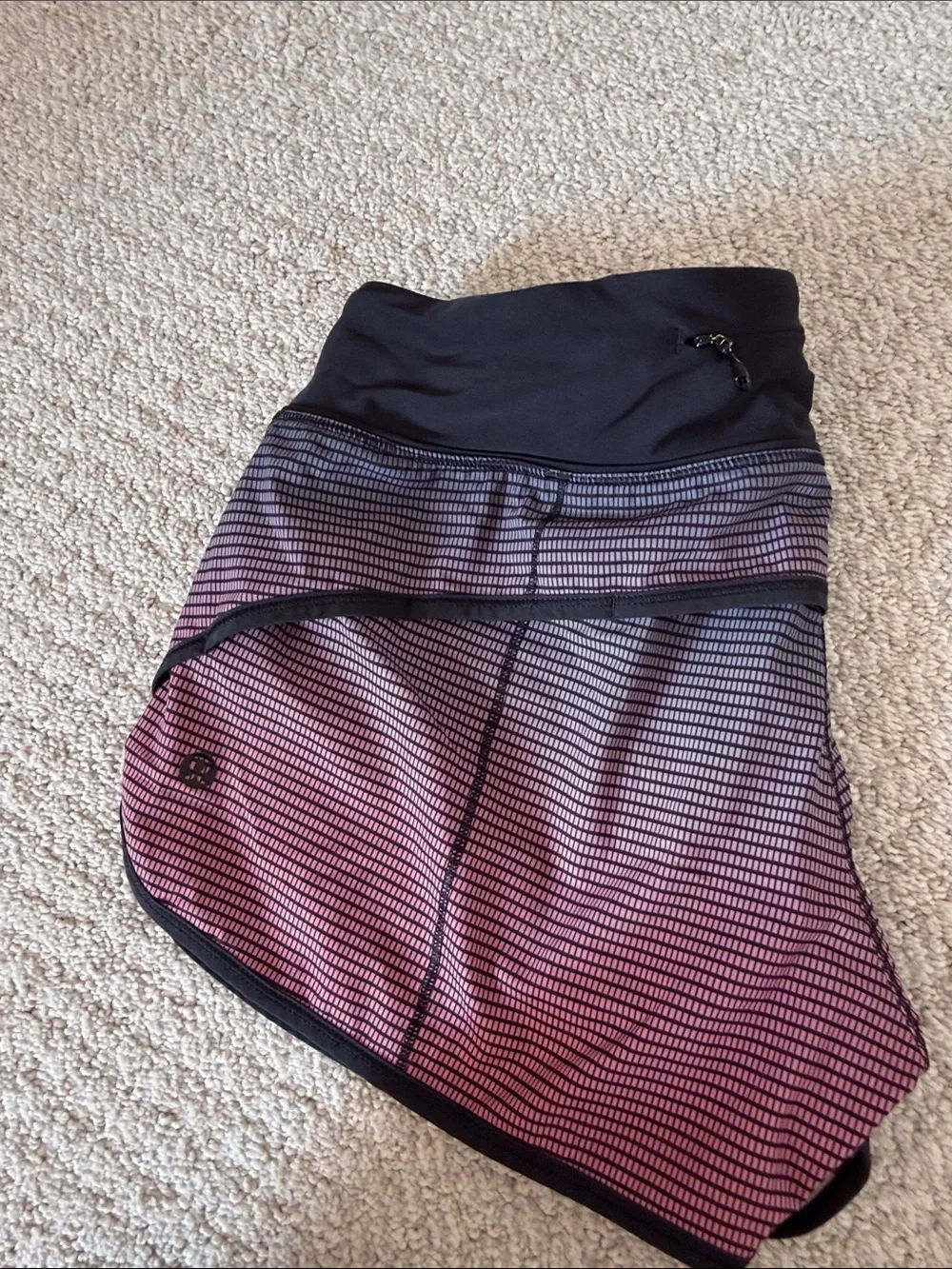 Lululemon Vintage Low rise size 6 speed ups 2.5 inch length - pink gradient